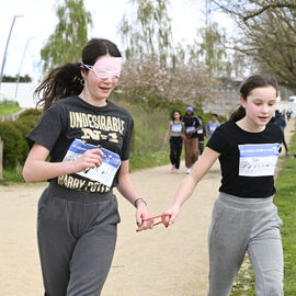 Dans le cadre de la semaine olympique et paralympique, mardi 2 avril, une centaine d’élèves de 6e de 4 collèges de Villejuif ont organisé dans le parc des hautes Bruyères une course en binôme avec un élève-guideur et un élève-guidé, les yeux masqués pour simuler le handicap. La course contre la faim vise à récolter des fonds pour Action contre la faim, pour des projets alimentaires dans le cadre de la solidarité internationale. [photos Lucile Cubin]