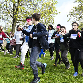 Dans le cadre de la semaine olympique et paralympique, mardi 2 avril, une centaine d’élèves de 6e de 4 collèges de Villejuif ont organisé dans le parc des hautes Bruyères une course en binôme avec un élève-guideur et un élève-guidé, les yeux masqués pour simuler le handicap. La course contre la faim vise à récolter des fonds pour Action contre la faim, pour des projets alimentaires dans le cadre de la solidarité internationale. [photos Lucile Cubin]