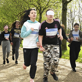 Dans le cadre de la semaine olympique et paralympique, mardi 2 avril, une centaine d’élèves de 6e de 4 collèges de Villejuif ont organisé dans le parc des hautes Bruyères une course en binôme avec un élève-guideur et un élève-guidé, les yeux masqués pour simuler le handicap. La course contre la faim vise à récolter des fonds pour Action contre la faim, pour des projets alimentaires dans le cadre de la solidarité internationale. [photos Lucile Cubin]