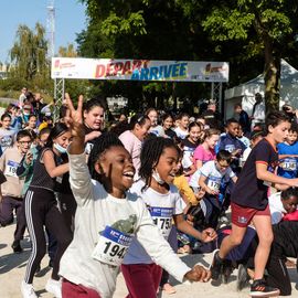 Une grande fête du sport avec près de 1500 coureur·se·s sur les 5/10km, courses jeunes et familles.Les vainqueurs des 10km ont battu le record de l'épreuve, avec la 8e meilleure performance mondiale chez les femmes!1700 euros ont été reversés à l’association Une maison au cœur de la vie, qui vient en aide aux familles dont les enfants sont hospitalisés à l’Institut Gustave-Roussy. Un grand merci aux 150 bénévoles, aux associations villejuifoises, et à tous les services de la ville.[Photos ©Anja Simonet / ©Raphaël Garnier]