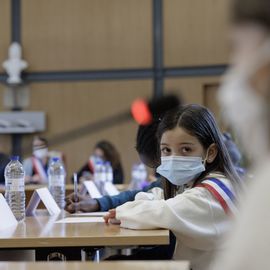 Le Conseil municipal des enfants 2022 est installé: ils sont en CE2, CM1 et CM2 et sont les nouveaux membres du Conseil municipal des enfants. Mercredi 2 février, ils étaient 22 à l'occasion de leur séance d'installation avec le Maire, les élues à l'éducation, la petite enfance et à la participation citoyenne. [Photos Alex Bonnemaison]