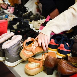 Encore un franc succès pour la Trocante des Parents !Après avoir déposé des objets devenus inutiles pendant les semaines précédant l'évènement, plus de 120 familles ont pu, ce dimanche 2 avril, utiliser leurs points ainsi récoltés pour venir chercher de nouveaux objets pour leurs enfants:jeux et jouets, vêtements, accessoires de puériculture...[photos Lucile Cubin]