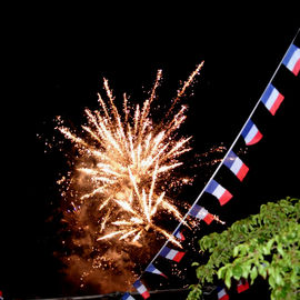 La liesse populaire du 13 juillet à Villejuif avec la guinguette, le bal variétés et le feu d'artifice de retour au parc Pablo Neruda.