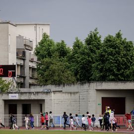 Malgré la pluie, les élèves ont enchainé les tours de piste au stade Louis Dolly lors de la traditionnelle course d'endurance.[Photo Alex Bonnemaison]