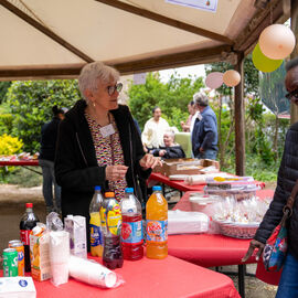 Samedi 17 mai, l’Hôpital Paul Brousse proposait un moment festif ouvert à tous : la fête de la gériatrie.L’occasion pour les patients et leurs familles de se partager un après-midi riche en rencontres et animations : parcours olympique, tir à l’arc, animation musicale, jeux en bois, maquillage, coiffure.. mais aussi buvette, brocante, tombola, stands d’artisanat et buvette ! [photos Xiwen Wang]