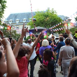 La liesse populaire du 13 juillet à Villejuif avec la guinguette, le bal variétés et le feu d'artifice de retour au parc Pablo Neruda.