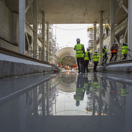 Le 18 juin le tunnelier Amandine parti d'Arcueil-Cachan pour le creusement de la ligne 15 Sud perce le mur de la future gare Gustave Roussy. En février un 1er tunnelier (ligne 14) avait traversé cette gare.Crédits photos: Société du Grand Paris / David Delaporte