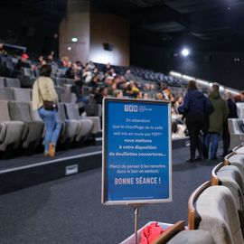 Une centaine de nouveaux Villejuifois, parmi lesquels de nombreuses jeunes familles, se sont retrouvées devant la médiathèque samedi 1er octobre pour visiter leur nouvelle ville (ballade en Tuk-tuk et visite du Théâtre...), recevoir leur kit de bienvenue et rencontrer leurs élu·e·s et partager leurs problématiques quotidiennes.[Photos Sylvie Grima]