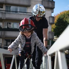 Escalader la grande échelle, traverser un tunnel enfumé, manier la lance à incendie, s'initier aux gestes de 1ers secours ou monter dans un vrai camion de pompier... les portes ouvertes du centre de secours de Villejuif ont ouvert un monde merveilleux aux petits et grands venus découvrir ce lieu emblématique !