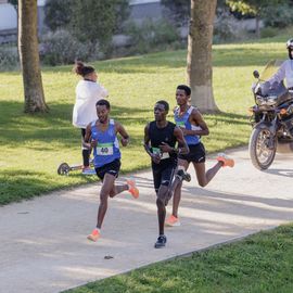 Avec près de 800 coureur·se·s et marcheur·se·s le matin et autant de jeunes et de familles l'après-midi, cette 34e édition a été de nouveau un événement sportif majeur à Villejuif et une journée de fête dans le parc des hautes-Bruyères baigné par le soleil d'automne !