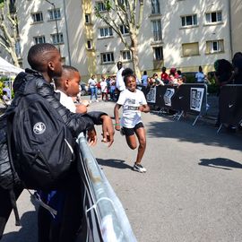 Samedi 22 juin, les Golden Blocks débarquaient à Villejuif avec 3 challenges d'athlétisme pour les jeunes de 8 à 16 ans: Sprint en duel / High Jump / Mile. Le tout entrecoupé d'animations Breakdance / BMX / Hip-Hop / DJ / Double Dutch...