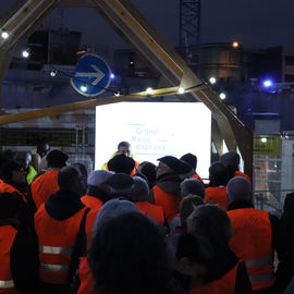 Des milliers de curieux se sont retrouvés autour du puits de la future gare pour découvrir les tunneliers et profiter des animations: ateliers, mise en lumière, spectacle pyrotechnique, live électro et gigot-bitume.