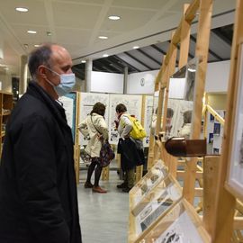 Avec  de  nombreux·ses  artistes  de  l’écriture,  du  dessin  et  de  bien  d’autres  disciplines,  des  penseur·euse·s,   les   acteurs   culturels   du   territoire  et  les  deux  librairies  villejuifoises,  ce  festival est une invitation à la création, au partage et à l’expérimentation