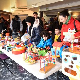 Encore un franc succès pour la Trocante des Parents !Après avoir déposé des objets devenus inutiles pendant les semaines précédant l'évènement, plus de 120 familles ont pu, ce dimanche 2 avril, utiliser leurs points ainsi récoltés pour venir chercher de nouveaux objets pour leurs enfants:jeux et jouets, vêtements, accessoires de puériculture...[photos Lucile Cubin]