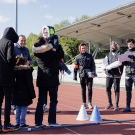 296 tours de piste bouclés lors du relais solidaire au stade Louis Dolly où des centaines de bénévoles, parents et enfants se sont rassemblés pour courir ensemble et découvrir de nouvelles activités sportives, sous le signe de la solidarité et de l’entraide.[Photos Alexandre Bonnemaison]