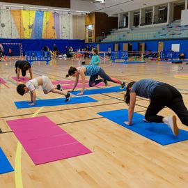 Pour donner aux parents la possibilité de faire du sport sans organiser la garde des enfants, le service des Sports donne rendez-vous aux familles de 9h à 12h, un samedi par mois: renforcement musculaire, Pilates, step, Zumba, pour les adultes... et escalade ou jeux de plein air pour les enfants de 3 à 11 ans.[Photos Sylvie Grima]