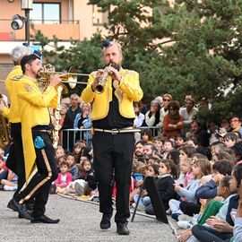 2 journées de fête, en centre-ville et au pied de la tour du 44 Jean Mermoz, organisées par le Théâtre Romain Rolland et la Ville.Un moment de féérie qui s'est aussi cette année installé en cœur de quartier pour permettre à tous d’admirer les prouesses des acrobates ![Photos Lucile Cubin]