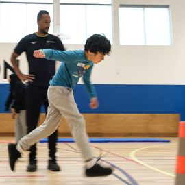 Pour donner aux parents la possibilité de faire du sport sans organiser la garde des enfants, le service des Sports donne rendez-vous aux familles de 9h à 12h, un samedi par mois: renforcement musculaire, Pilates, step, Zumba, pour les adultes... et escalade ou jeux de plein air pour les enfants de 3 à 11 ans.[Photos Sylvie Grima]