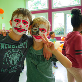 Petits monstres, savants fous, sorcières ou artistes en herbe s'en sont donnés à coeur joie pendant ces vacances d'automne. Entre ateliers, spectacles, bal, pas le temps s'ennuyer...