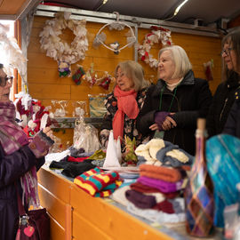 Retour en images sur le Marché de Noël en centre-ville samedi et dimanche, avec ses nombreuses animations organisées par la Ville et l'association Les commerçants de Villejuif: fanfares, Père Noël, cracheurs de feu, spectacle lumineux...[photos Xiwen Wang / Direction de la communication]