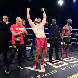 Déjà la 6e édition du Villejuif Boxing Show. Une soirée de qualité cette année encore avec des combats de haut niveau national et international en boxe anglaise et boxe pieds-poings. [photos Sylvie Grima / Lucile Cubin]