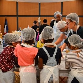 Des dizaines d'élèves d'élémentaires réunis pour la désormais traditionnelle Disco-soupe! Le principe: cuisiner à partir d'aliments invendus récupérés auprès des commerçants de la Ville. 