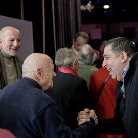 Mardi 14 et jeudi 16 janvier, les Seniors de la ville ont célébré le début de l'année 2025 autour d'un banquet convivial, musical et spectaculaire. L'occasion de se retrouver entre ami·e·s, entre voisin·e·s... pour passer un moment agréable en profitant d'un repas de fête et d'un spectacle sur scène et dans la salle avant de fouler la piste de danse. [photos Alex Bonnemaison]