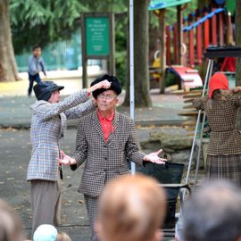 Des trapézistes renversants, une clown malicieuse, un quatuor de comédiens irrésistibles, des équilibristes dresseurs de poules et une fanfare déjantée.