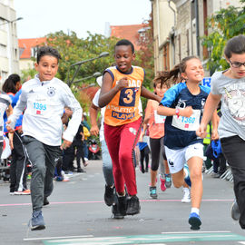 Un plateau élite relevé sur le 10km couru en moins de 29mn, de nombreux coureurs et marcheurs amateurs sur le 10, le 5 et le Run'N'Bike, et la relève déjà assurée avec les courses des jeunes l'après-midi!