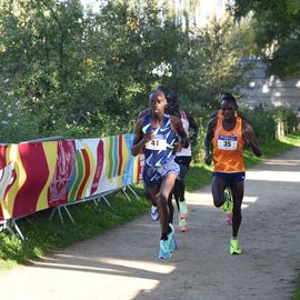 Une grande fête du sport avec près de 1500 coureur·se·s sur les 5/10km, courses jeunes et familles.Les vainqueurs des 10km ont battu le record de l'épreuve, avec la 8e meilleure performance mondiale chez les femmes!1700 euros ont été reversés à l’association Une maison au cœur de la vie, qui vient en aide aux familles dont les enfants sont hospitalisés à l’Institut Gustave-Roussy. Un grand merci aux 150 bénévoles, aux associations villejuifoises, et à tous les services de la ville.[Photos ©Anja Simonet / ©Raphaël Garnier]