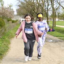 Dans le cadre de la semaine olympique et paralympique, mardi 2 avril, une centaine d’élèves de 6e de 4 collèges de Villejuif ont organisé dans le parc des hautes Bruyères une course en binôme avec un élève-guideur et un élève-guidé, les yeux masqués pour simuler le handicap. La course contre la faim vise à récolter des fonds pour Action contre la faim, pour des projets alimentaires dans le cadre de la solidarité internationale. [photos Lucile Cubin]