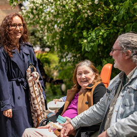 Samedi 17 mai, l’Hôpital Paul Brousse proposait un moment festif ouvert à tous : la fête de la gériatrie.L’occasion pour les patients et leurs familles de se partager un après-midi riche en rencontres et animations : parcours olympique, tir à l’arc, animation musicale, jeux en bois, maquillage, coiffure.. mais aussi buvette, brocante, tombola, stands d’artisanat et buvette ! [photos Xiwen Wang]