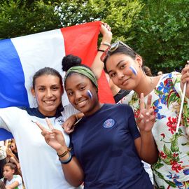 Des centaines de fans se sont réunis pour soutenir l'équipe de France en finale de la Coupe du Monde de foot et vibrer avec eux jusqu'au titre mondial !