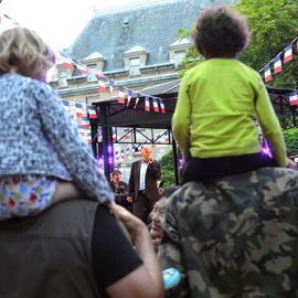 La liesse populaire du 13 juillet à Villejuif avec la guinguette, le bal variétés et le feu d'artifice de retour au parc Pablo Neruda.