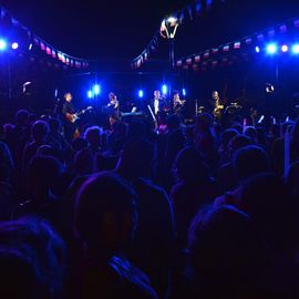 La liesse populaire du 13 juillet à Villejuif avec la guinguette, le bal variétés et le feu d'artifice de retour au parc Pablo Neruda.