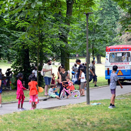 Une belle fête de quartier ensoleillée, organisée par l'association Merlin's cup et la Ville de Villejuif.