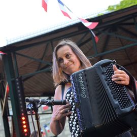 La liesse populaire du 13 juillet à Villejuif avec la guinguette, le bal variétés et le feu d'artifice de retour au parc Pablo Neruda.