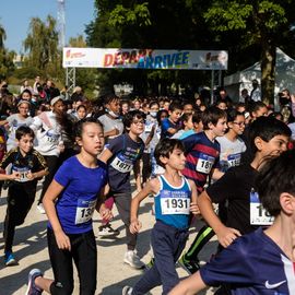 Une grande fête du sport avec près de 1500 coureur·se·s sur les 5/10km, courses jeunes et familles.Les vainqueurs des 10km ont battu le record de l'épreuve, avec la 8e meilleure performance mondiale chez les femmes!1700 euros ont été reversés à l’association Une maison au cœur de la vie, qui vient en aide aux familles dont les enfants sont hospitalisés à l’Institut Gustave-Roussy. Un grand merci aux 150 bénévoles, aux associations villejuifoises, et à tous les services de la ville.[Photos ©Anja Simonet / ©Raphaël Garnier]