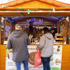 Retour en images sur le Marché de Noël en centre-ville samedi et dimanche, avec ses nombreuses animations organisées par la Ville et l'association Les commerçants de Villejuif: fanfares, Père Noël, cracheurs de feu, spectacle lumineux...[photos Xiwen Wang / Direction de la communication]