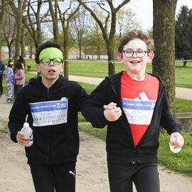 Dans le cadre de la semaine olympique et paralympique, mardi 2 avril, une centaine d’élèves de 6e de 4 collèges de Villejuif ont organisé dans le parc des hautes Bruyères une course en binôme avec un élève-guideur et un élève-guidé, les yeux masqués pour simuler le handicap. La course contre la faim vise à récolter des fonds pour Action contre la faim, pour des projets alimentaires dans le cadre de la solidarité internationale. [photos Lucile Cubin]