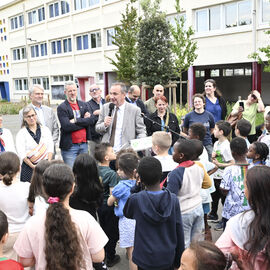 Mardi 20 mai avait lieu l'inauguration officielle de la cour Eveil de l'école Paul Langevin.Après les travaux durant l'été, les élèves avaient découvert leur nouvelle cour à la rentrée de septembre, mais il aura fallu attendre le printemps pour que les plantations prennent toute leur place dans ce nouvel espace végétalisé, pensé avec les enfants, les enseignants, les parents, les agents... Une nouvelle cour de récré permet un meilleur partage de l'espace entre les différentes activités, entre les filles et les garçons, et apporte verdure et fraicheur dans un lieu auparavant très bétonné.[photos Lucile Cubin]