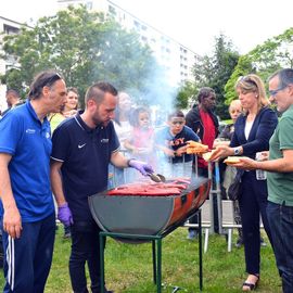 Samedi 22 juin, la jeunesse de Villejuif s'est réuni au 44 rue Jean-Mermoz autour d'un barbecue, concert, DJ, et animations pour une grande fête!