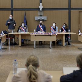 Le Conseil municipal des enfants 2022 est installé: ils sont en CE2, CM1 et CM2 et sont les nouveaux membres du Conseil municipal des enfants. Mercredi 2 février, ils étaient 22 à l'occasion de leur séance d'installation avec le Maire, les élues à l'éducation, la petite enfance et à la participation citoyenne. [Photos Alex Bonnemaison]