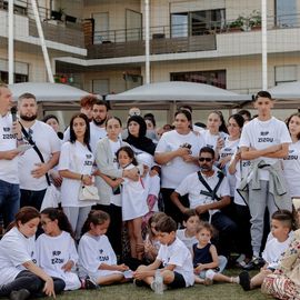 L’émotion était vive ce mercredi 6 juillet à l’occasion de la grande marche blanche organisée en la mémoire de Zinédine, jeune Villejuifois âgé de 16 ans mortellement fauché par un automobiliste vendredi dernier.Près d’un millier de personnes (famille, proches, amis, voisins, camarades du lycée, membres des clubs de football, citoyens…) sont venus lui rendre hommage. Tous vêtus de blanc, ils ont sillonné les rues de la ville entre le quartier Lamartine où il vivait et le stade Karl-Marx.[Photos Alex Bonnemaison] 