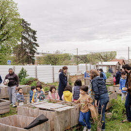 Samedi 6 avril, il n'y avait pas une mais 2 chasses aux œufs à Villejuif: la Chasse aux œufs solidaire du Secours Populaire, dans le parc des Hautes-Bruyères, avec des animations et jeux pour tous toute la journée, avec la participation de la Ludomobile.La chasse aux œufs dans le jardin partagé de la résidence Botanic Parc, un moment de rencontre et d'échanges entre voisins et de découverte du jardin pour certains. [photos Xiwen Wang / Alex Bonnemaison]