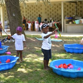 Près de 250 enfants des accueils de loisirs ont profité des jardins et jeux d'eau au stade nautique Youri-Gagarine. Plusieurs ateliers étaient proposés sous le thème de la "kermesse féérique".