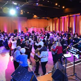 Danse ou spectacle, mais toujours autour d'un repas festif, 2 façons de se retrouver et commencer l'année dans la joie et la convivialité.