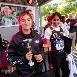 Une grande fête du sport avec près de 1500 coureur·se·s sur les 5/10km, courses jeunes et familles.Les vainqueurs des 10km ont battu le record de l'épreuve, avec la 8e meilleure performance mondiale chez les femmes!1700 euros ont été reversés à l’association Une maison au cœur de la vie, qui vient en aide aux familles dont les enfants sont hospitalisés à l’Institut Gustave-Roussy. Un grand merci aux 150 bénévoles, aux associations villejuifoises, et à tous les services de la ville.[Photos ©Anja Simonet / ©Raphaël Garnier]