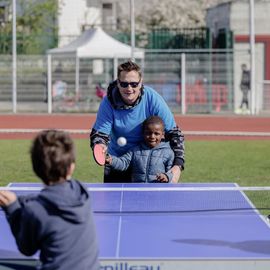 296 tours de piste bouclés lors du relais solidaire au stade Louis Dolly où des centaines de bénévoles, parents et enfants se sont rassemblés pour courir ensemble et découvrir de nouvelles activités sportives, sous le signe de la solidarité et de l’entraide.[Photos Alexandre Bonnemaison]