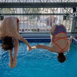 Le 13 mai se déroulait la grande soirée Plongeon au stade nautique à l'occasion de l'inauguration des nouveaux plongeoirs. Au programme : initiation pour les plus courageux·ses, et démonstrations des plongeurs·ses de l'Equipe de France et de Gary Hunt, meilleur plongeur du Monde de l'extrême.[Photos Alex Bonnemaison]